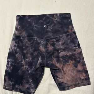 Lululemon tie die biker shorts 8’ long in size 6